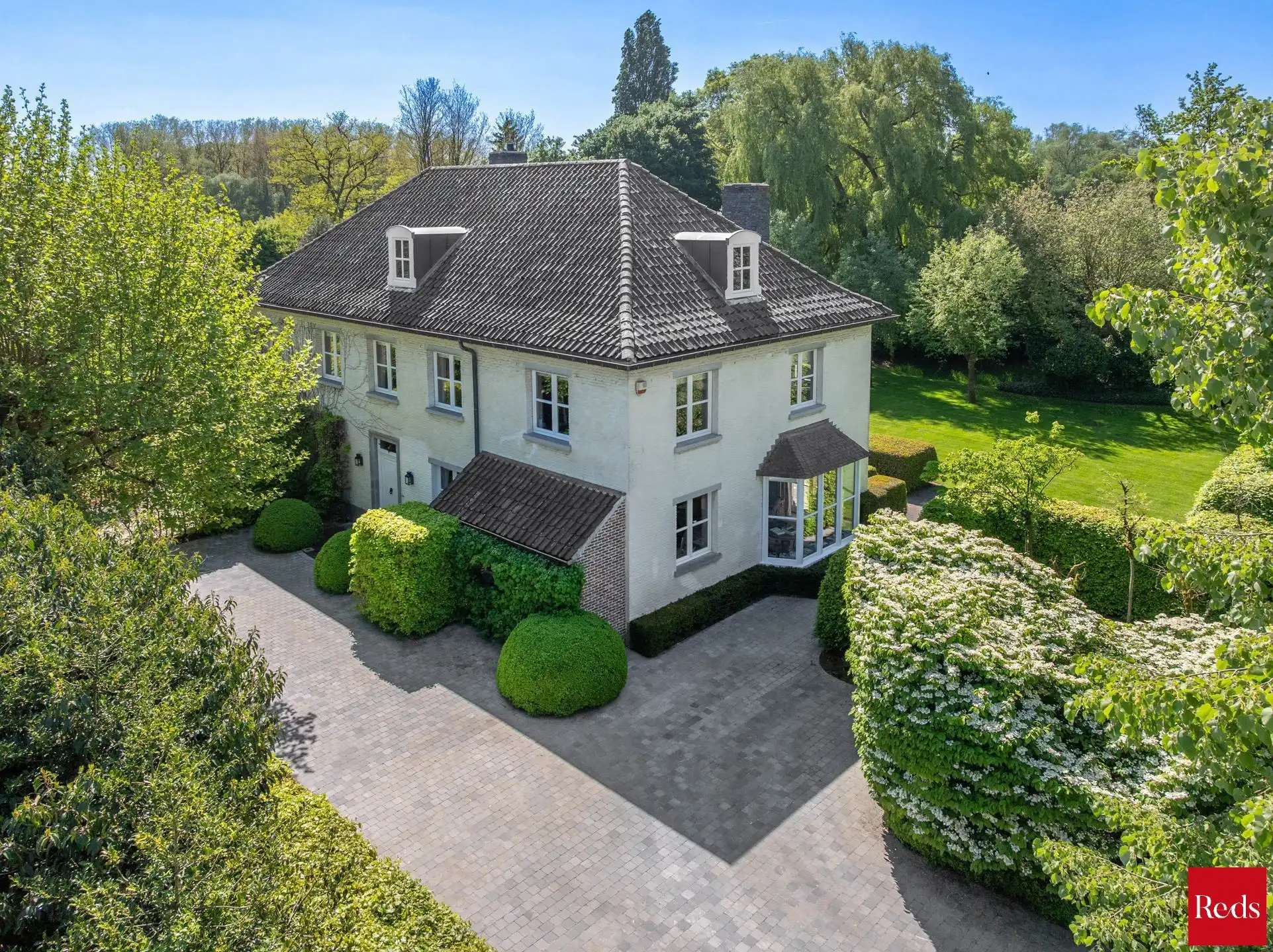 Statige luxevilla op royaal perceel van 3.877 m² met zwembad foto 6
