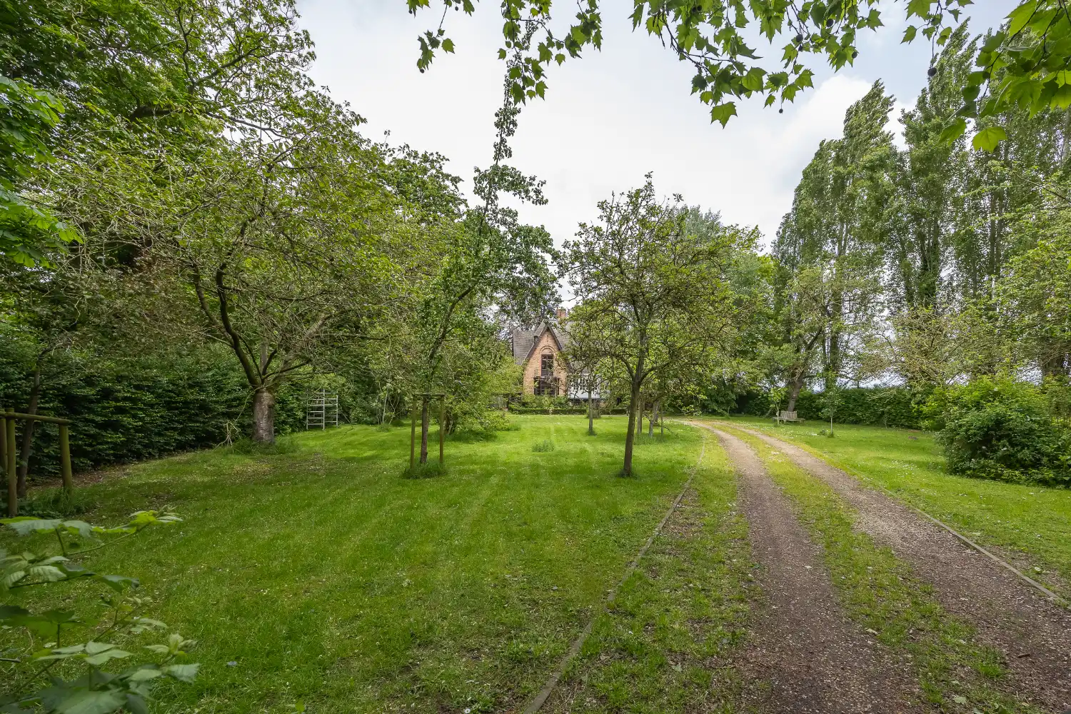 Karaktervolle woning op uniek domein foto 38