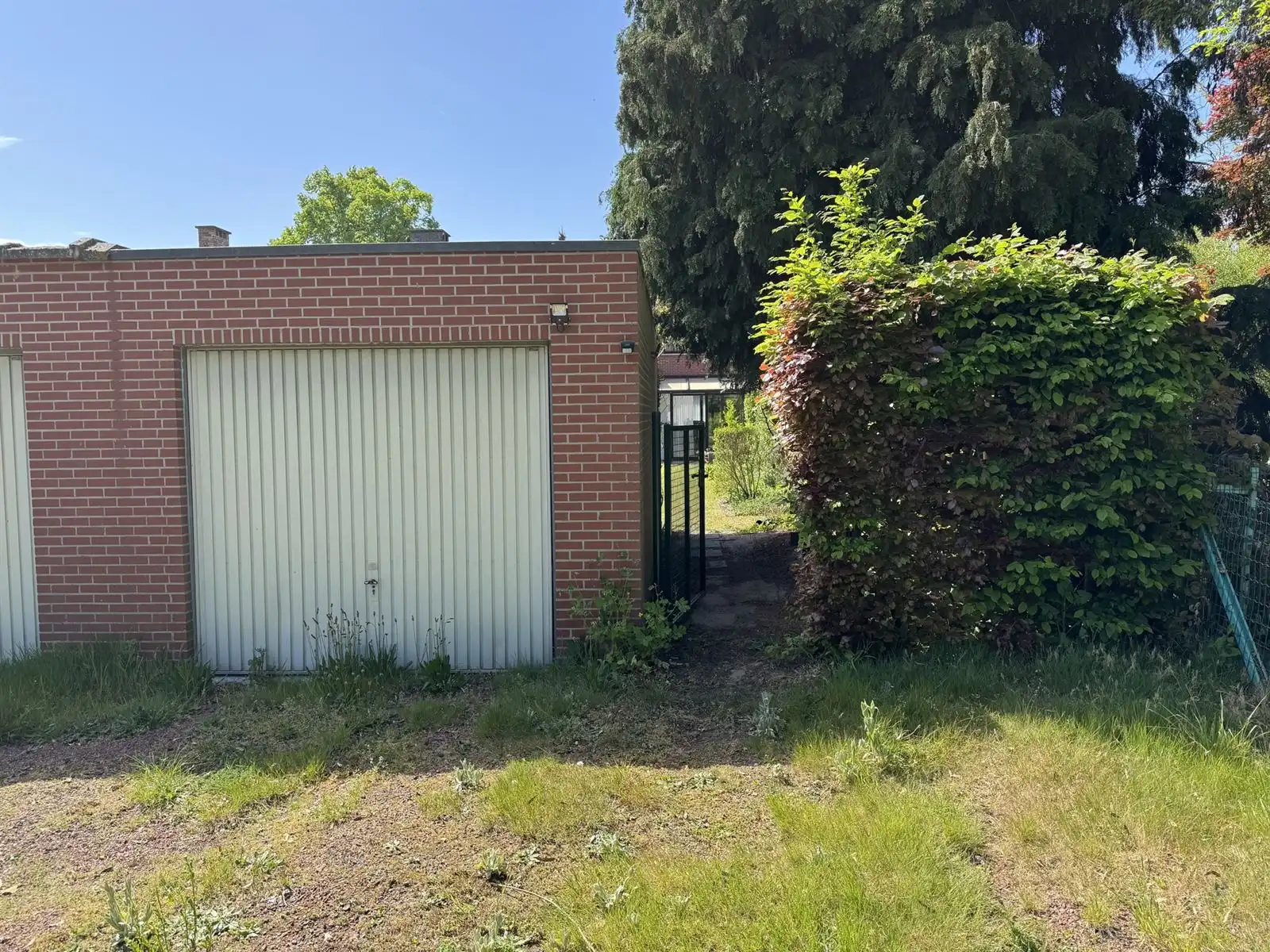 Gesloten bebouwing met garage foto 16