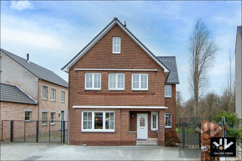 Hoofdfoto van de publicatie: Grotendeels gerenoveerde en instapklare woning met zicht op groen!