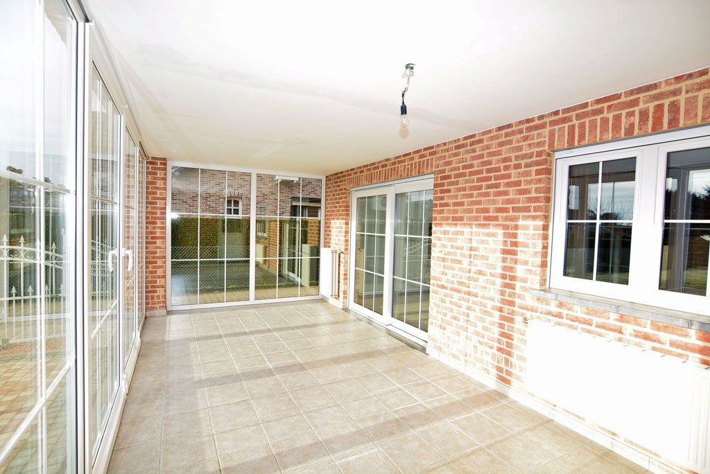 Vrijstaande woning met 4 slpks. en 2 bdks. op een perceel van 12a38ca. foto 10