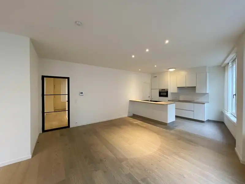 Instapklaar 2-slaapkamer appartement in hartje Kortrijk! foto 2