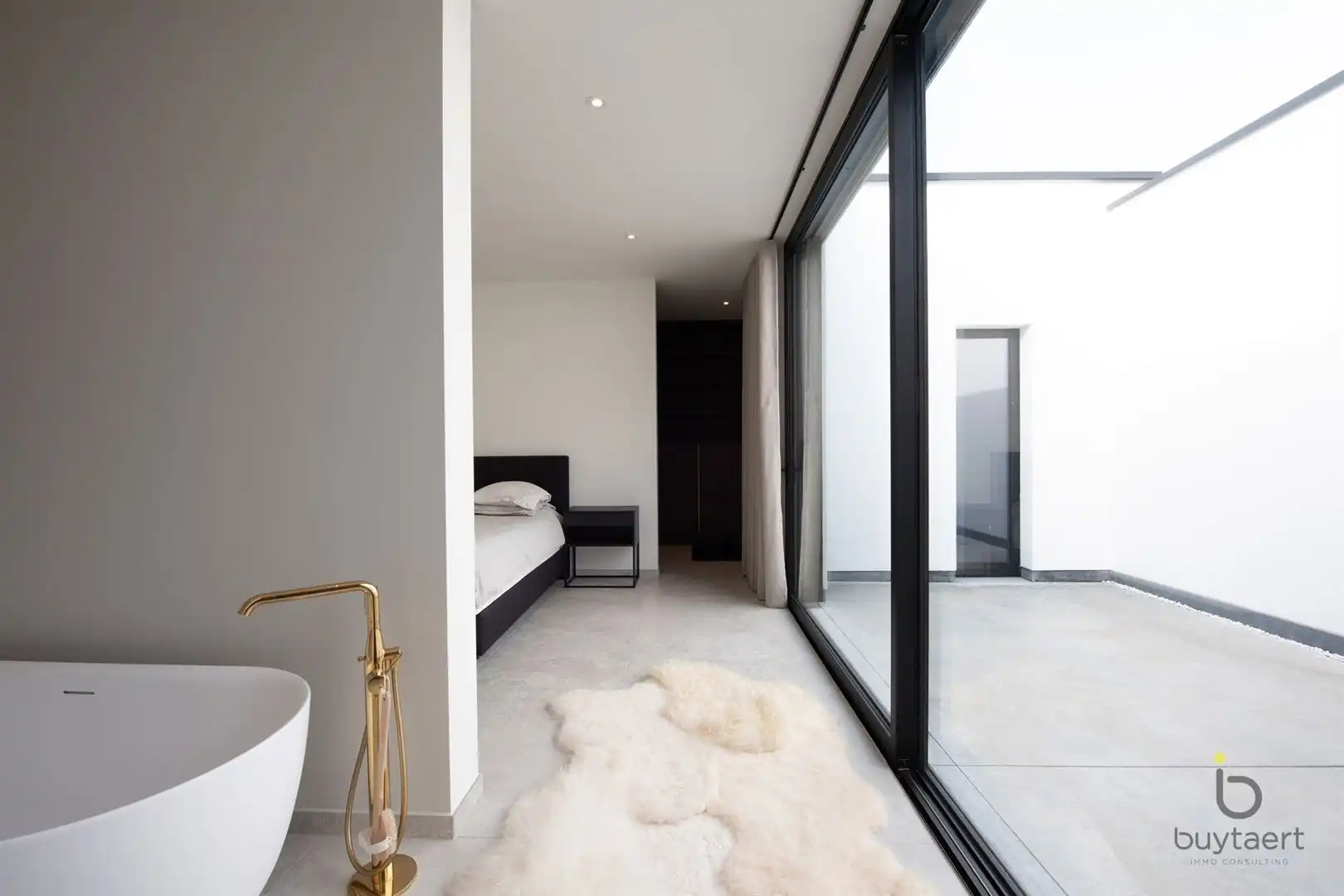Knappe GELIJKVLOERSE villa + bijgebouw te Halle! foto 25