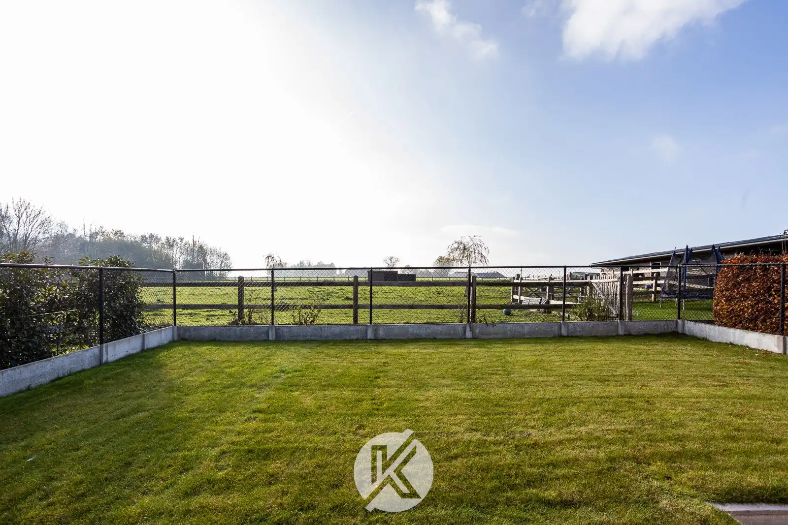 Halfopen gezinswoning in landelijke stijl foto 26