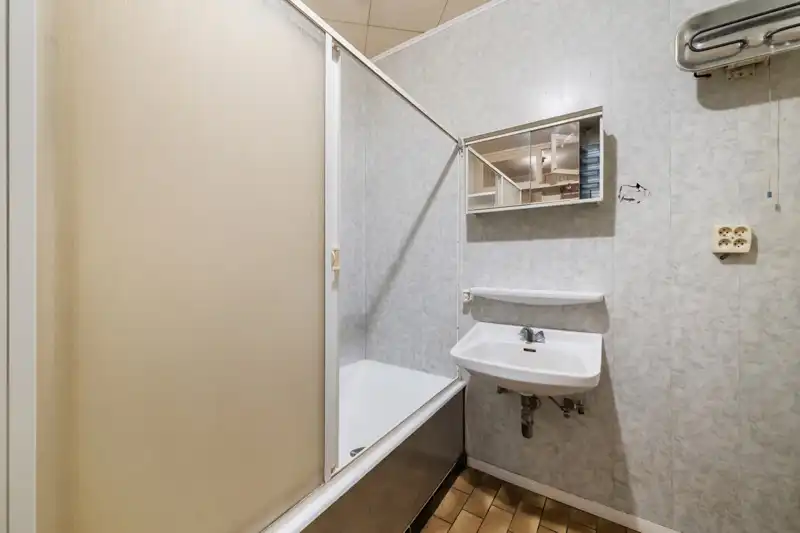 Westrozebeke-centrum. Te renoveren half open bebouwing, uitzonderlijke grote woning met veel bergruimte en garage. Potentieel als woonruimte 165-225m2. Tuin en tuinhuis. foto 12