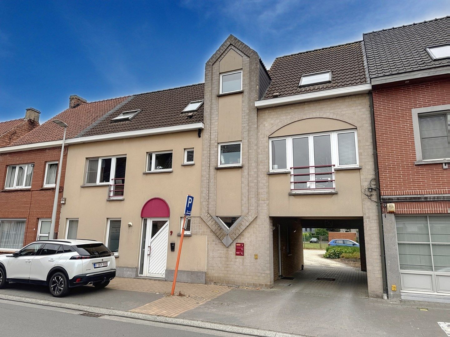 Opbrengsteigendom gelegen in de dorpskern van Merendree foto {{pictureIndex}}