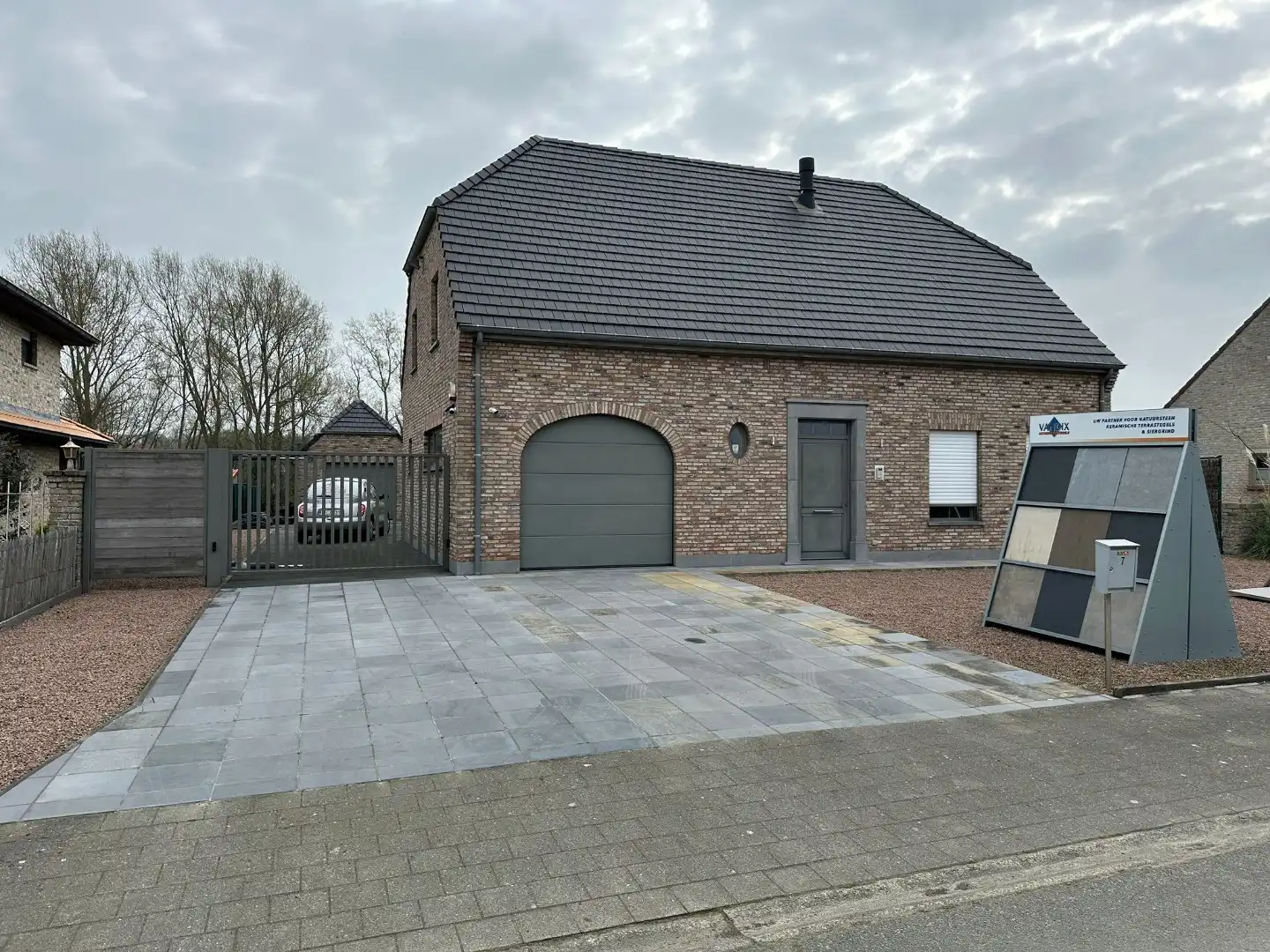 Alleenstaande woning met 3 slaapkamers, 3 garages en veel parkeermogelijkheid! foto 2
