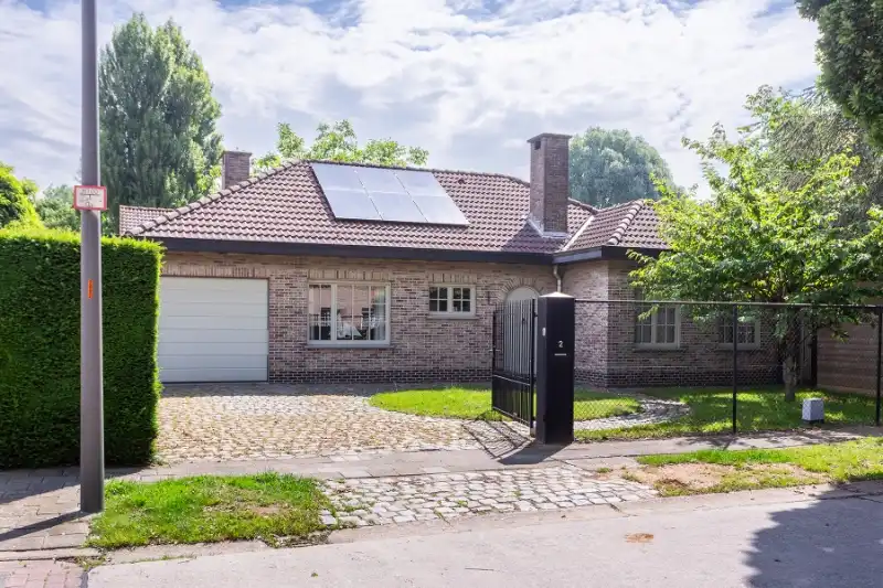 Villa op toplocatie, uiterst veel privacy in zeer rustige straat! foto 2