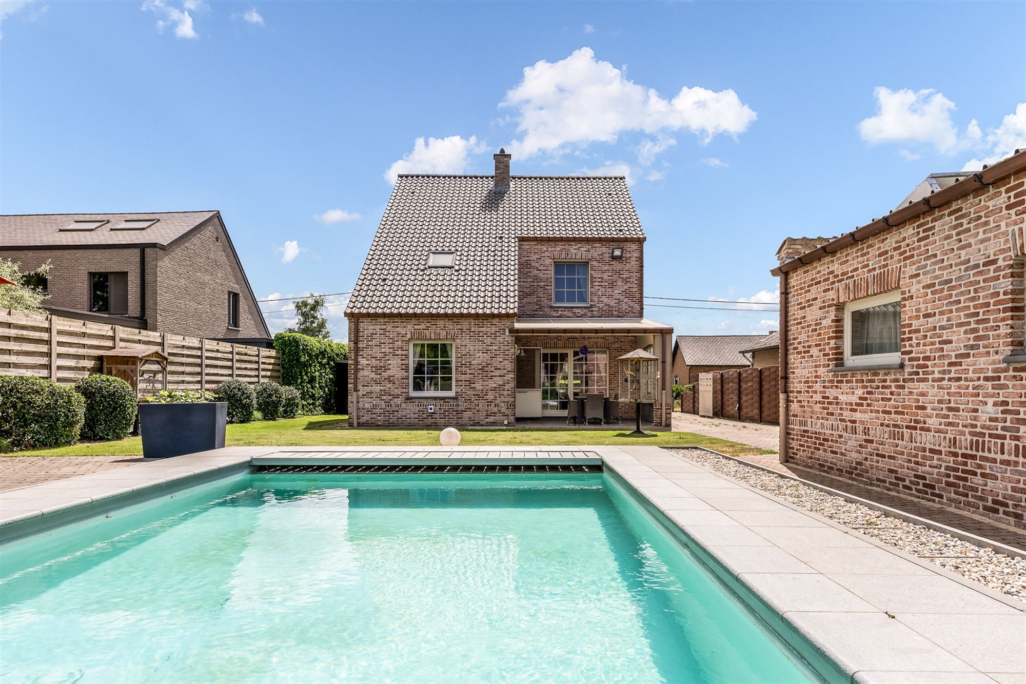 Energiezuinige woning met verwarmd zwembad en ruime garage op ideale ligging foto 2