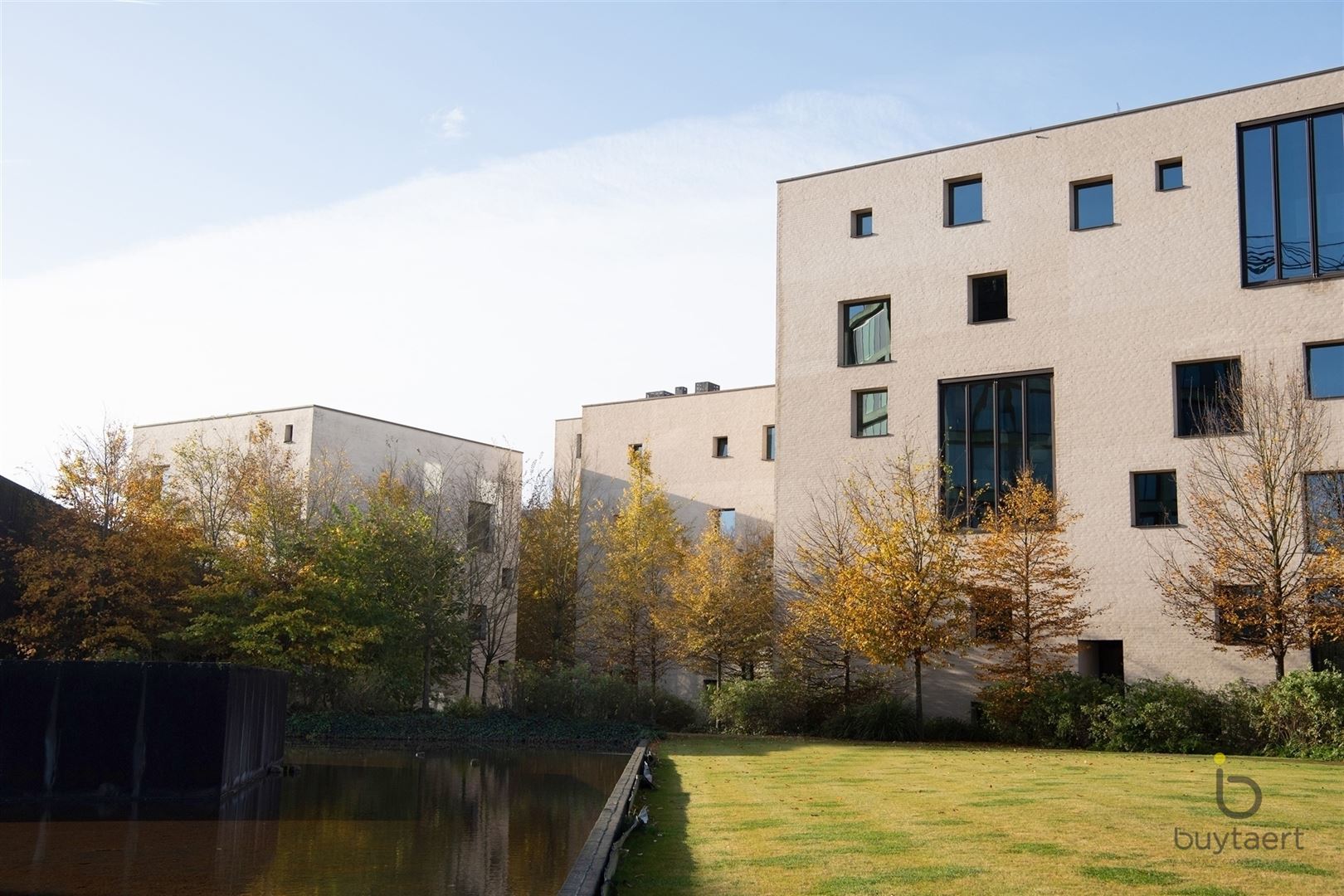 RUIM EN LICHTRIJK WONEN OP DE BOVENSTE VERDIEPING OP DE KANAALSITE VAN AXEL VERVOORDT foto 30