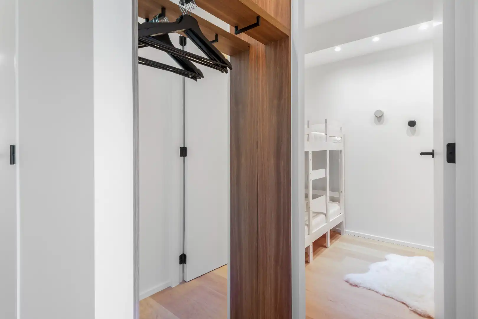 Luxueus vernieuwd appartement, gelegen in de Kustlaan, tussen het Van Bunnenplein en het Lichttorenplein. foto 7