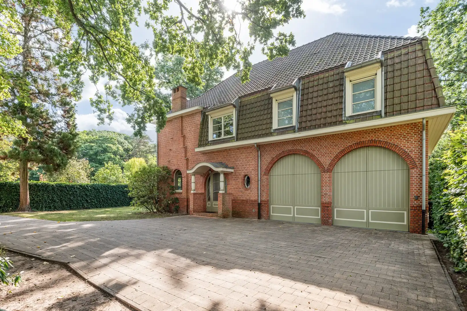 Charmante villa in gegeerde woonwijk Koningshof te Schoten foto 2