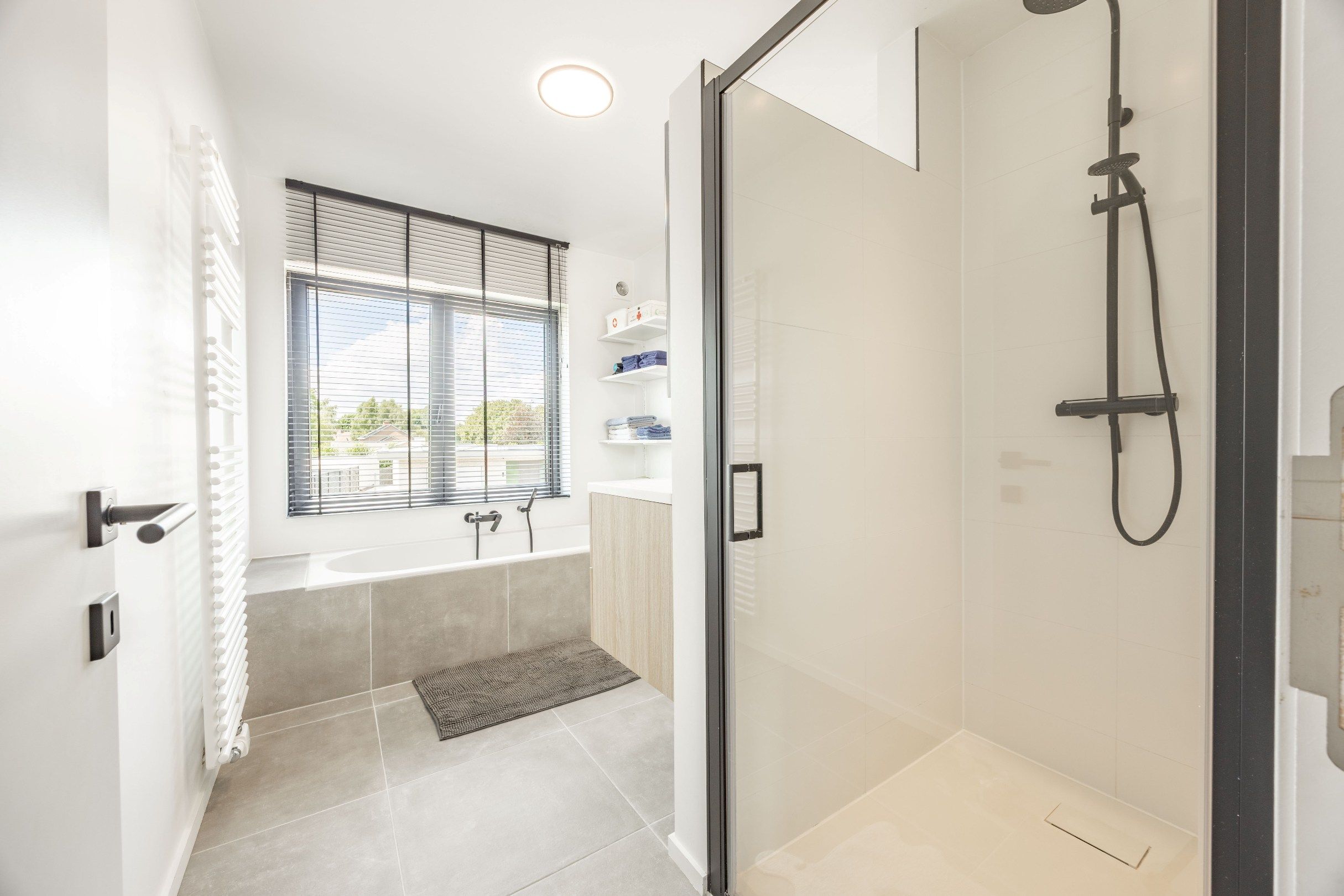 MAGNIFIEK GERENOVEERDE GEZINSWONING MET GARAGE foto 18
