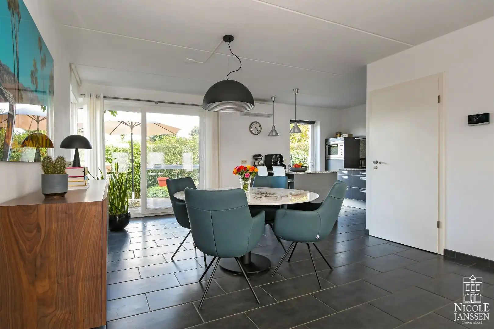 Instapklaar en ruim ingedeeld woonhuis met tuin foto 8