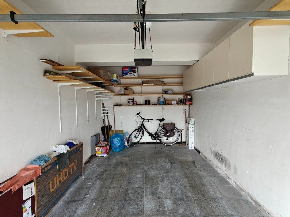 Ruime garage met optie om extra wagen voor de garage de plaatsen foto 2