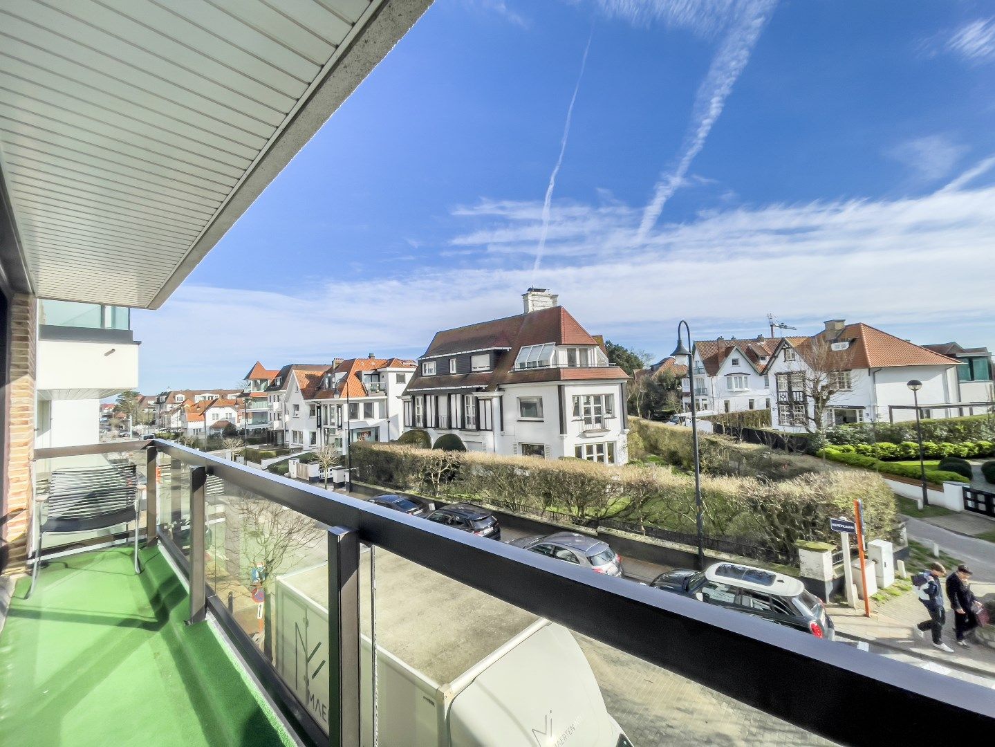 Zeer zonnig appartement met open zicht gelegen op de Kustlaan vlakbij het Albertplein in het Zoute. foto 1