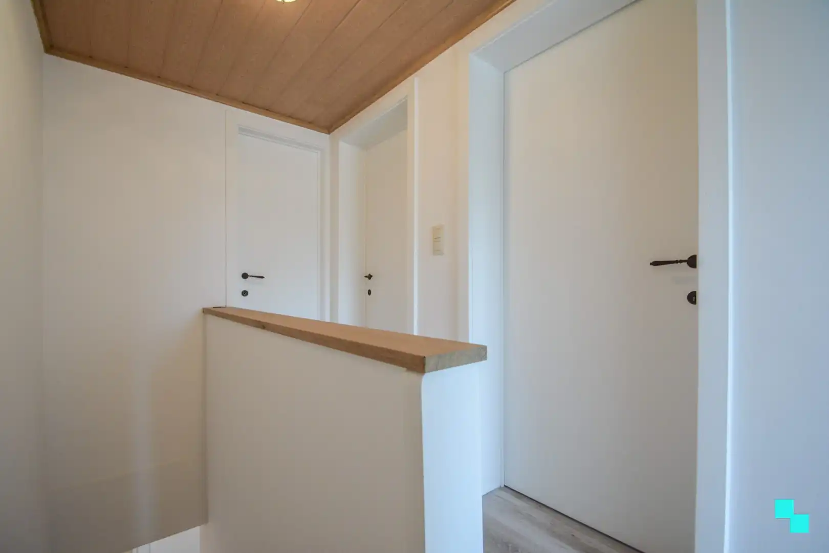 Gerenoveerde woning met twee slaapkamers en ruime garage foto 23