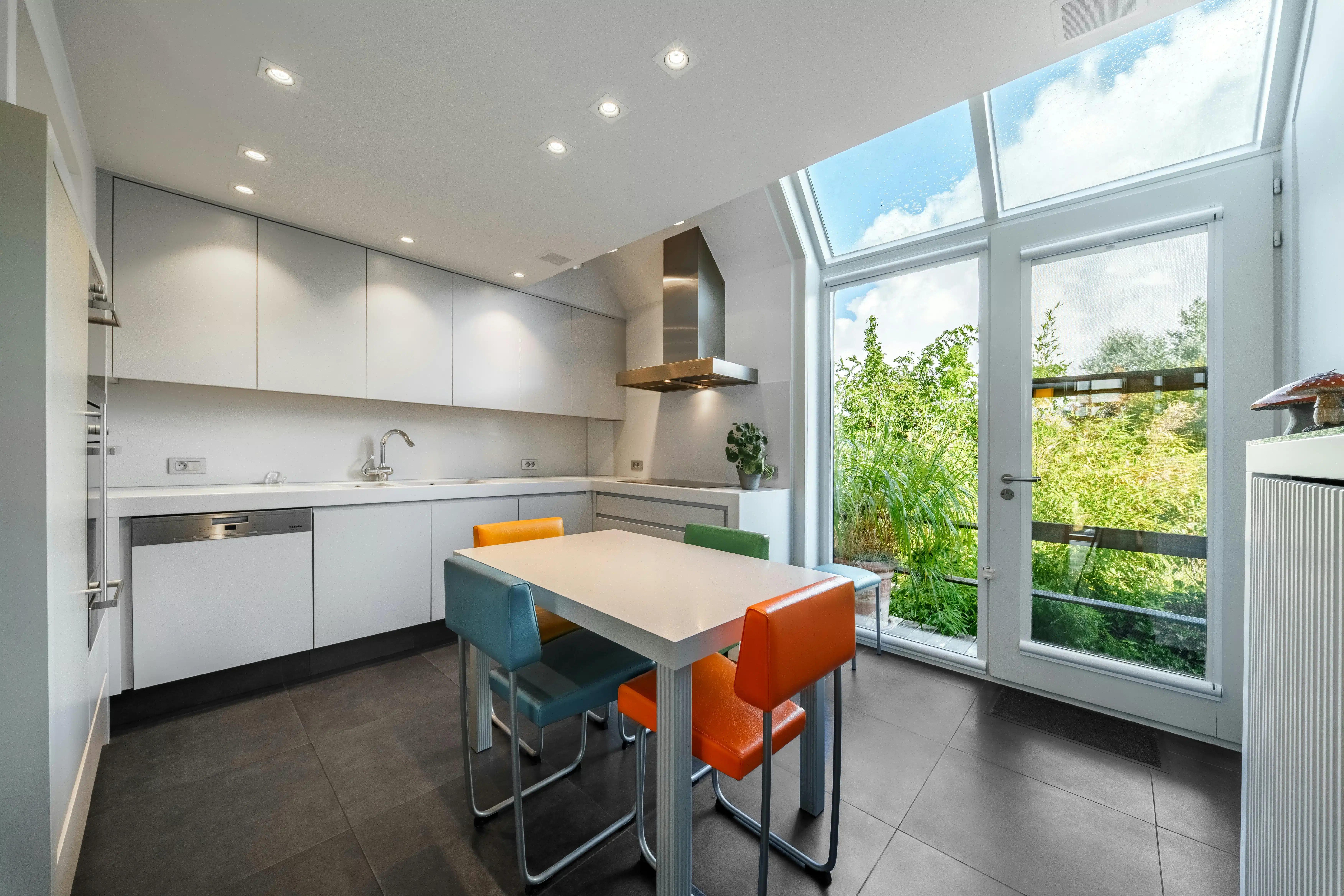 Uniek huis met bureel en zalige tuin nabij centrum Roeselare foto 4