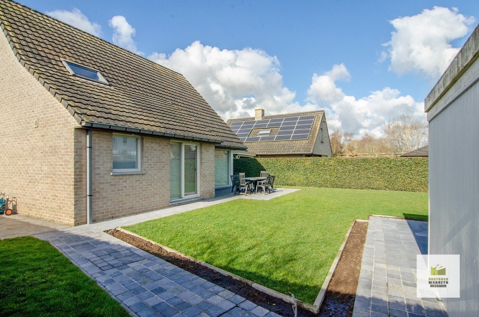 Open bebouwing in doodlopende straat met 3 slaapkamers en zongerichte tuin foto 23