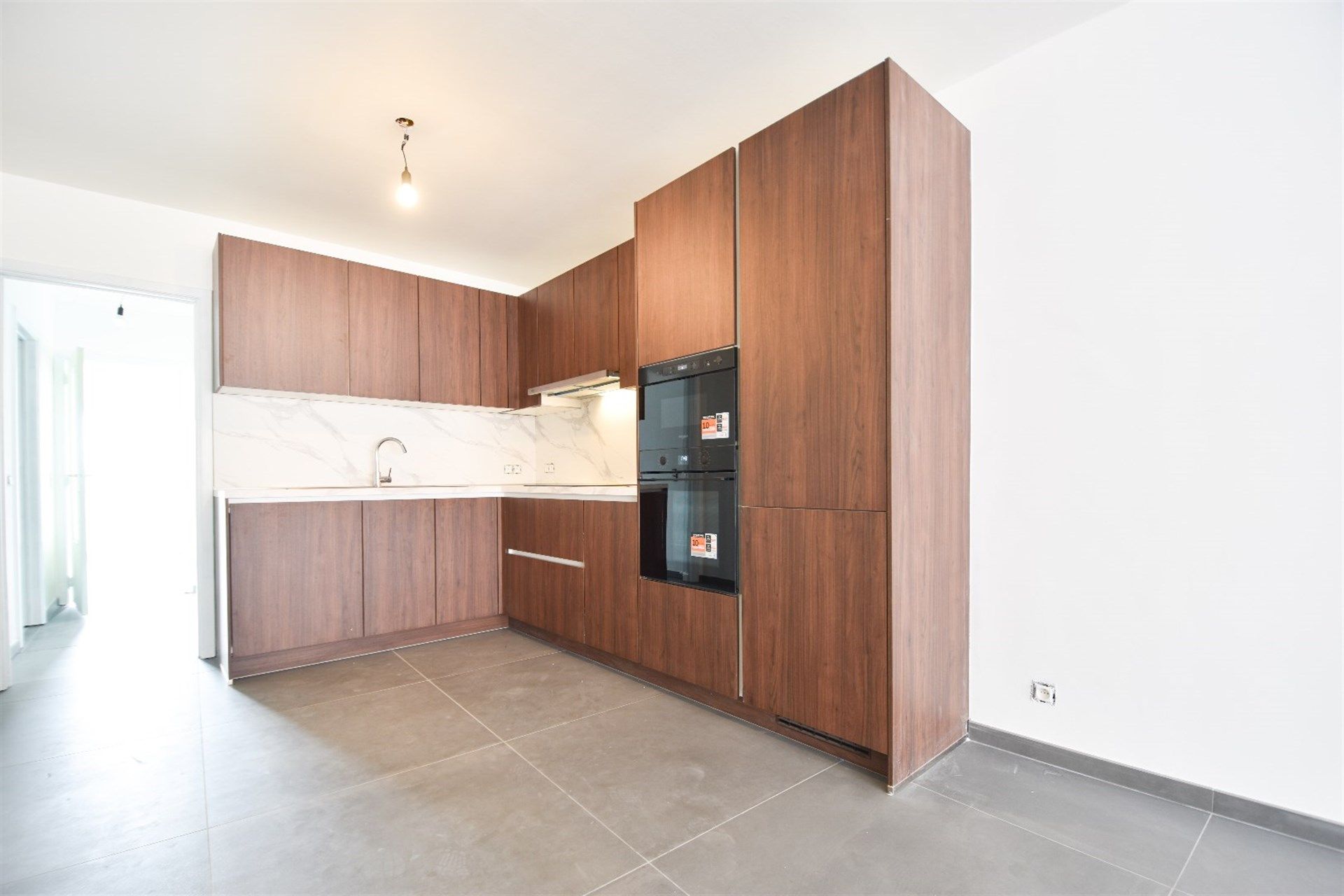 Lichtrijk, gerenoveerd 2 slaapkamer appartement in Hamme  foto 2