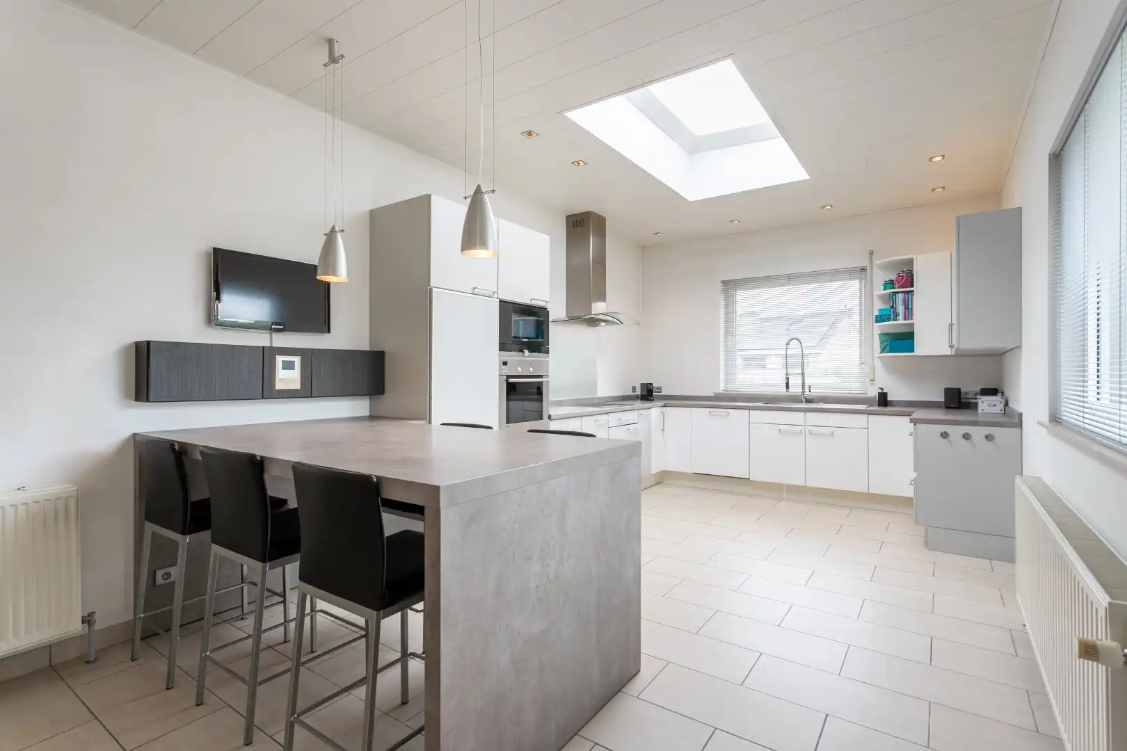 Deels gerenoveerde woning met tuin en garage op gunstige ligging te Halle foto 12