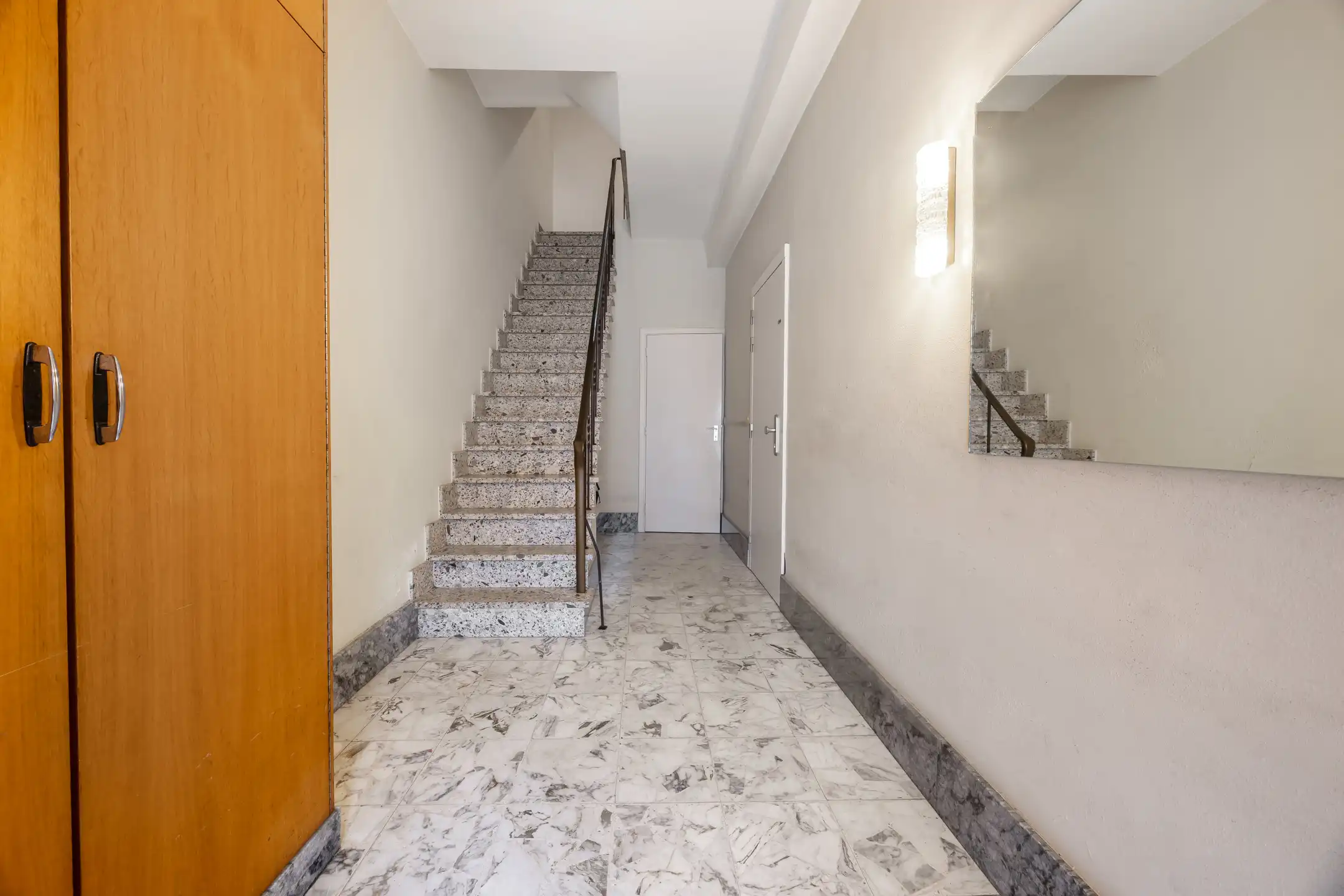 Goed gelegen appartement met 2 slaapkamers en terras foto 2