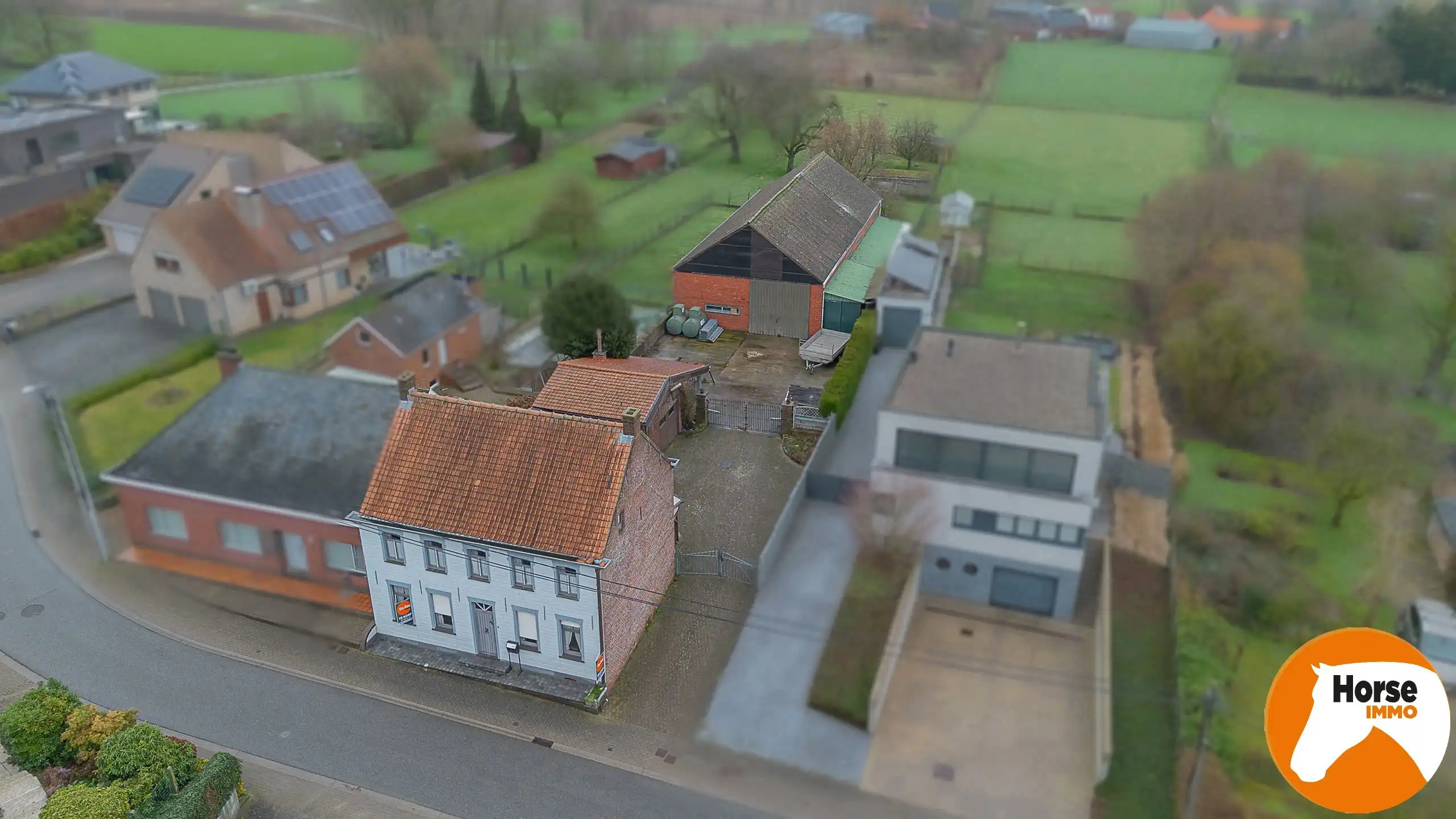 ROZEBEKE - Karakteristieke burgerwoning met loods foto 2