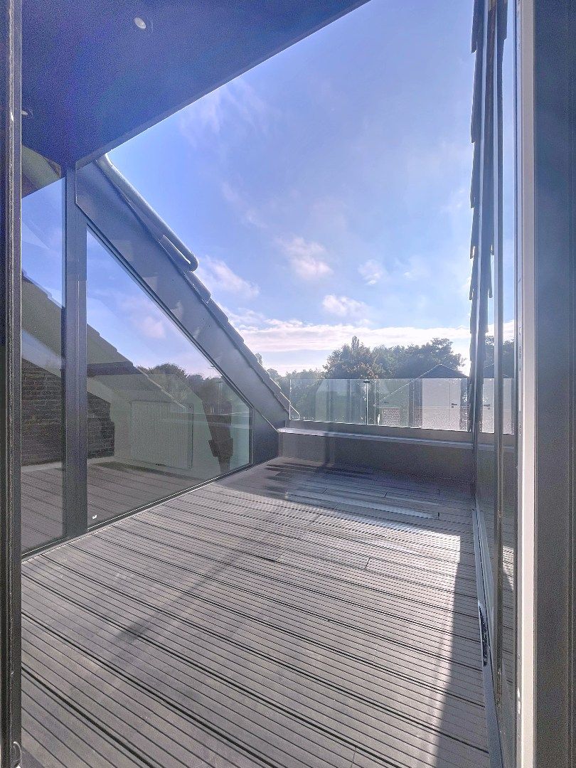 Ruim gerenoveerd appartement in hartje Hoegaarden foto {{pictureIndex}}