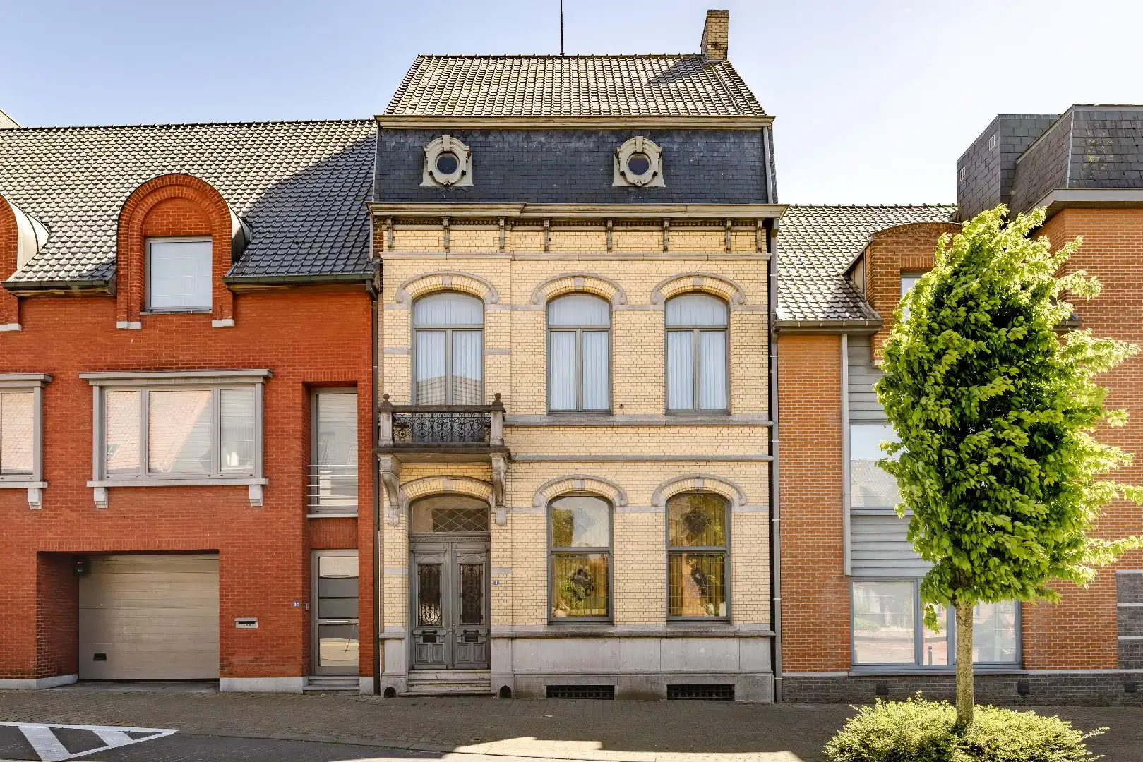 Hoofdfoto van de publicatie: PRACHTIGE NEOCLASSICISTISCHE HERENWONING MET AUTHENTIEKE CHARME