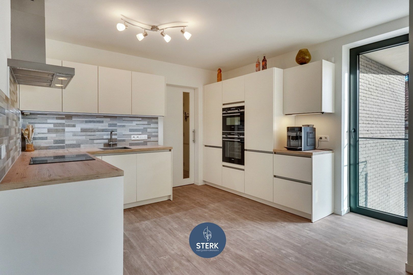 RECENT APPARTEMENT INCLUSIEF PARKING + 2 BERGINGEN IN CENTRUM LANAKEN !  foto 14