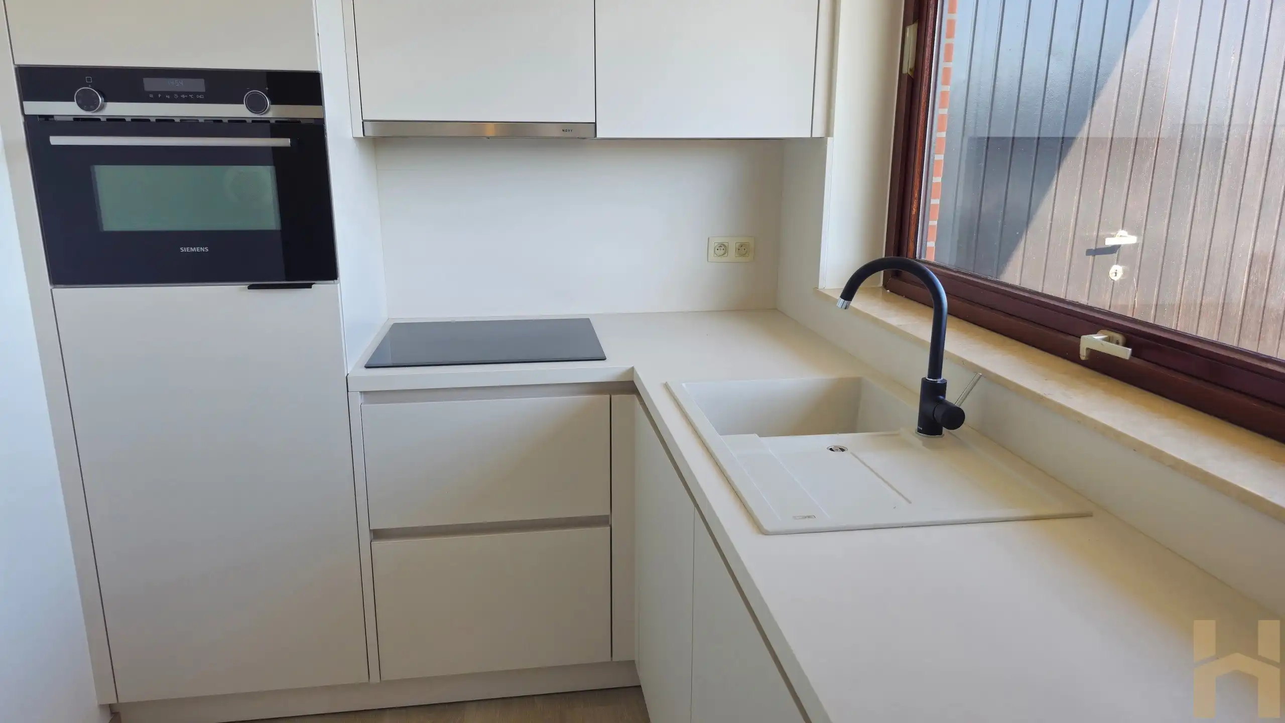 Gerenoveerde gezellige duplex te huur op de markt te Zele foto 7