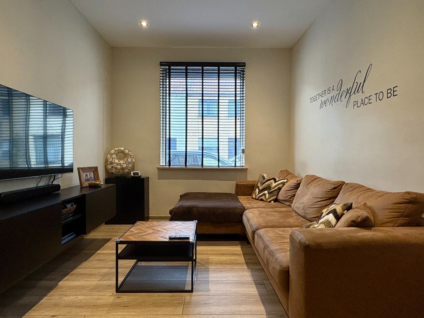 Starterswoning te koop in Roeselare met 2-3 slaapkamers en een ruime  vernieuwde leefruimte.  foto 2