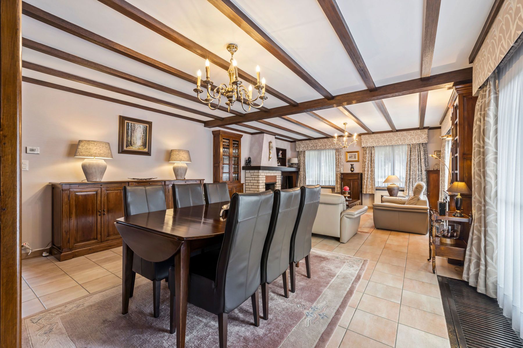 ONDER OPTIE Ruime villa in zeer goede staat met grote garage foto 12