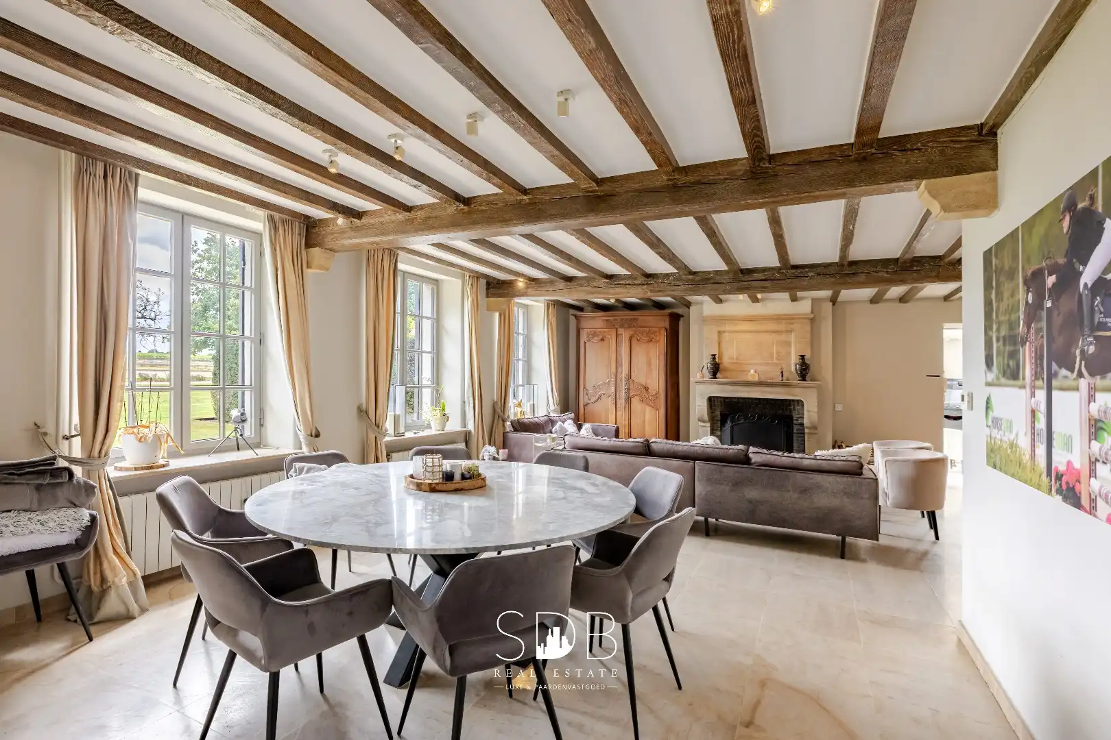 Landelijke villa met bijgebouwen en graslanden op 23.740m² foto 3
