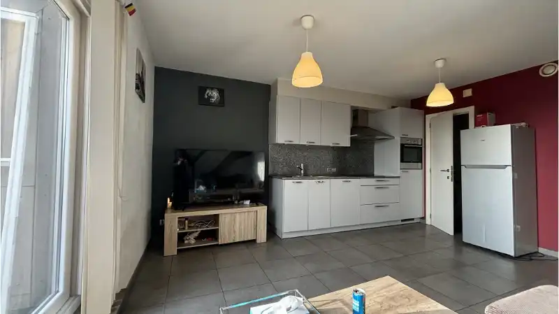 Instapklaar 2-slaapkamerappartement met TERRAS en AUTOSTANDPLAATS te huur in Torhout foto 3