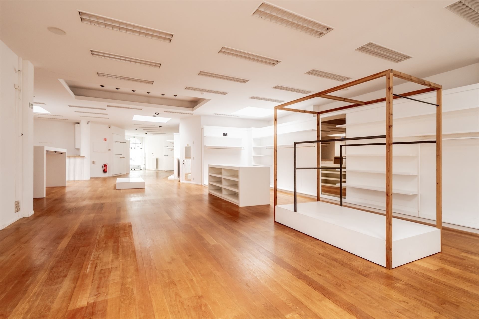 Commercieel gelijkvloers met ondergrondse parking en kelders  foto 2