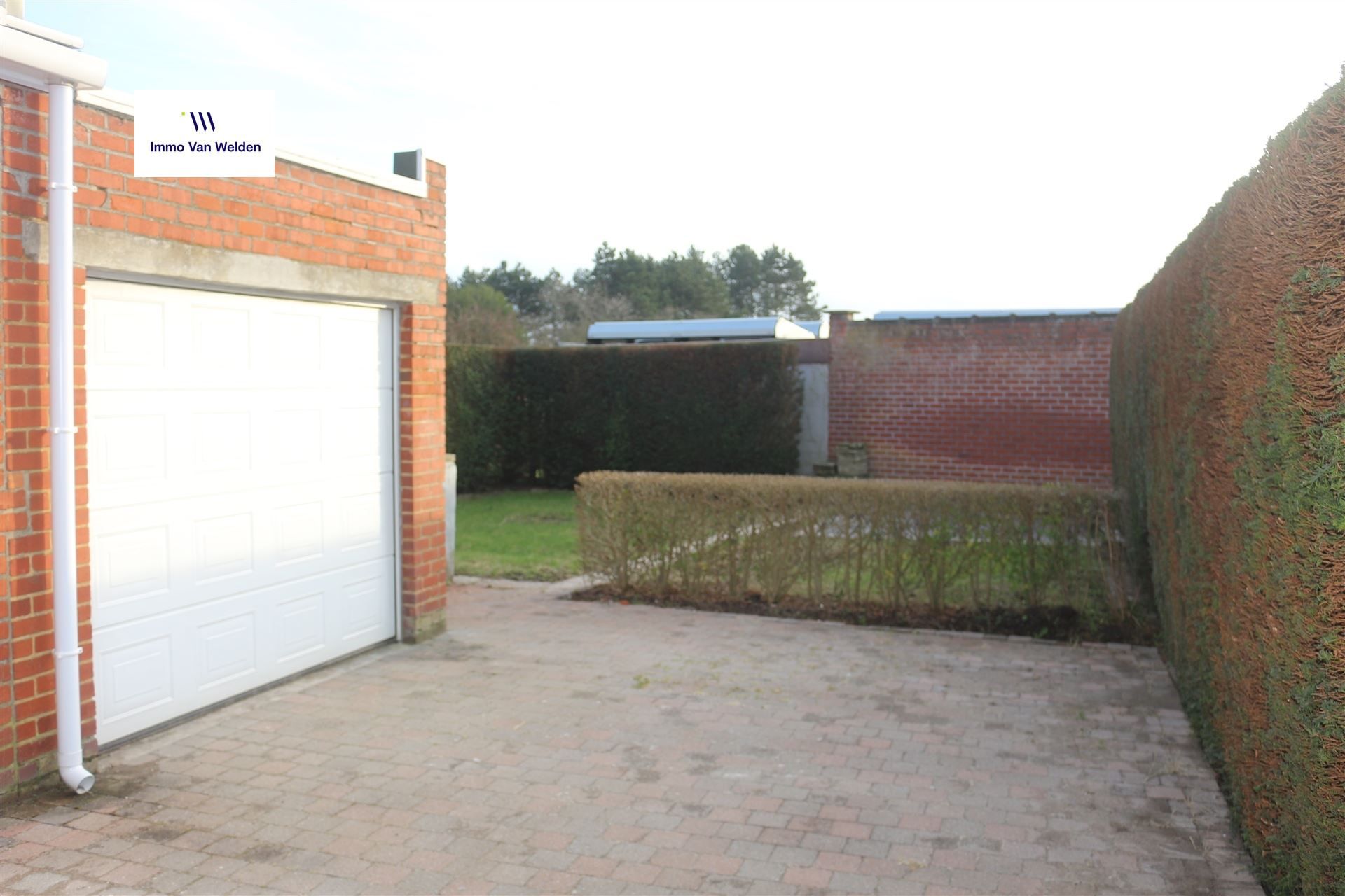 Rustig gelegen halfopen bebouwing met tuin en garage. foto 3