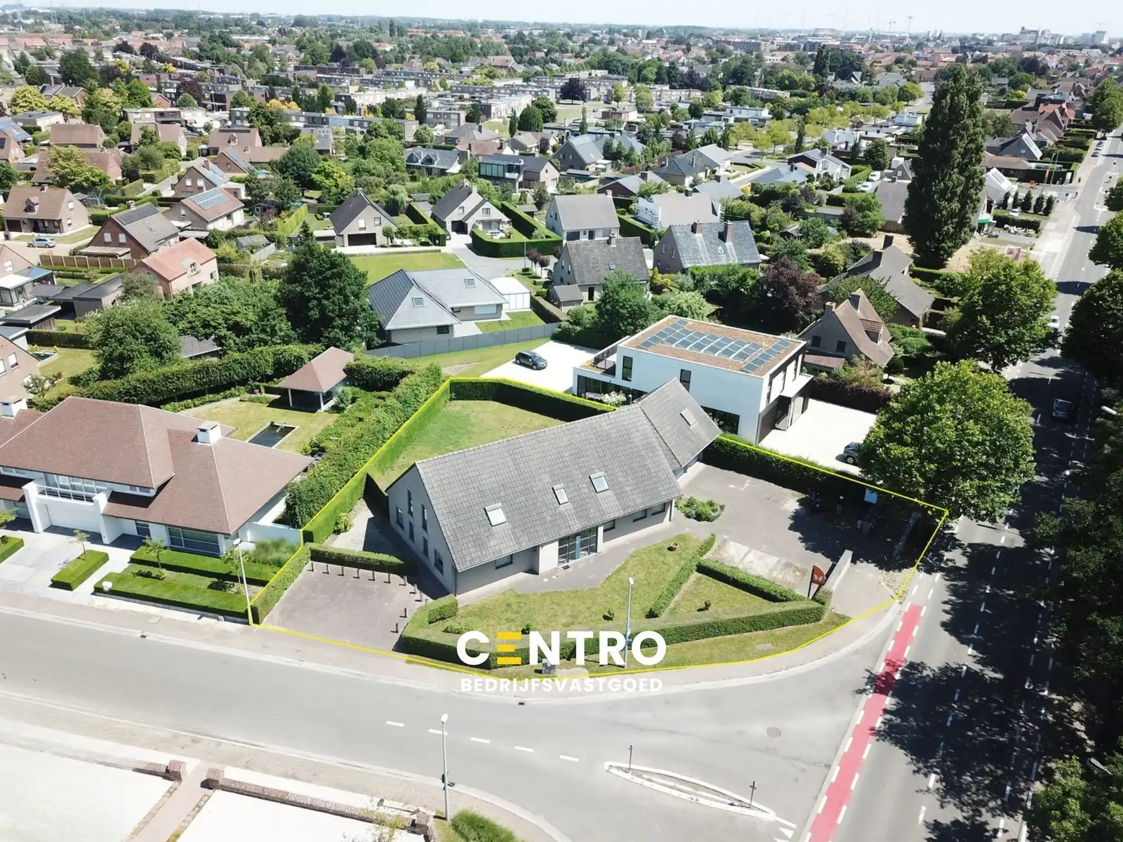 Ruim (430m²), multifunctioneel pand (bewoning, kantoor, praktijk, horeca, ...)  op ZICHTLOCATIE langs invalsweg Roeselare (vlakbij de ring R32). foto {{pictureIndex}}