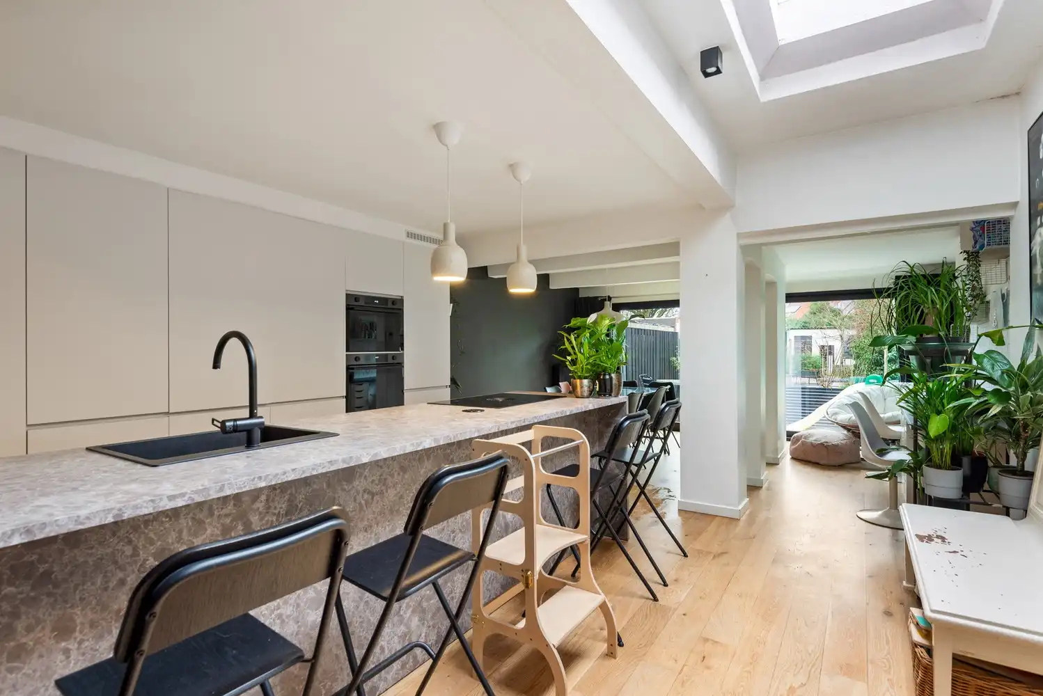 Charmant, gerenoveerd huis met 4 slaapkamers, 2 badkamers en gezellige tuin in Wijnegem! foto 7