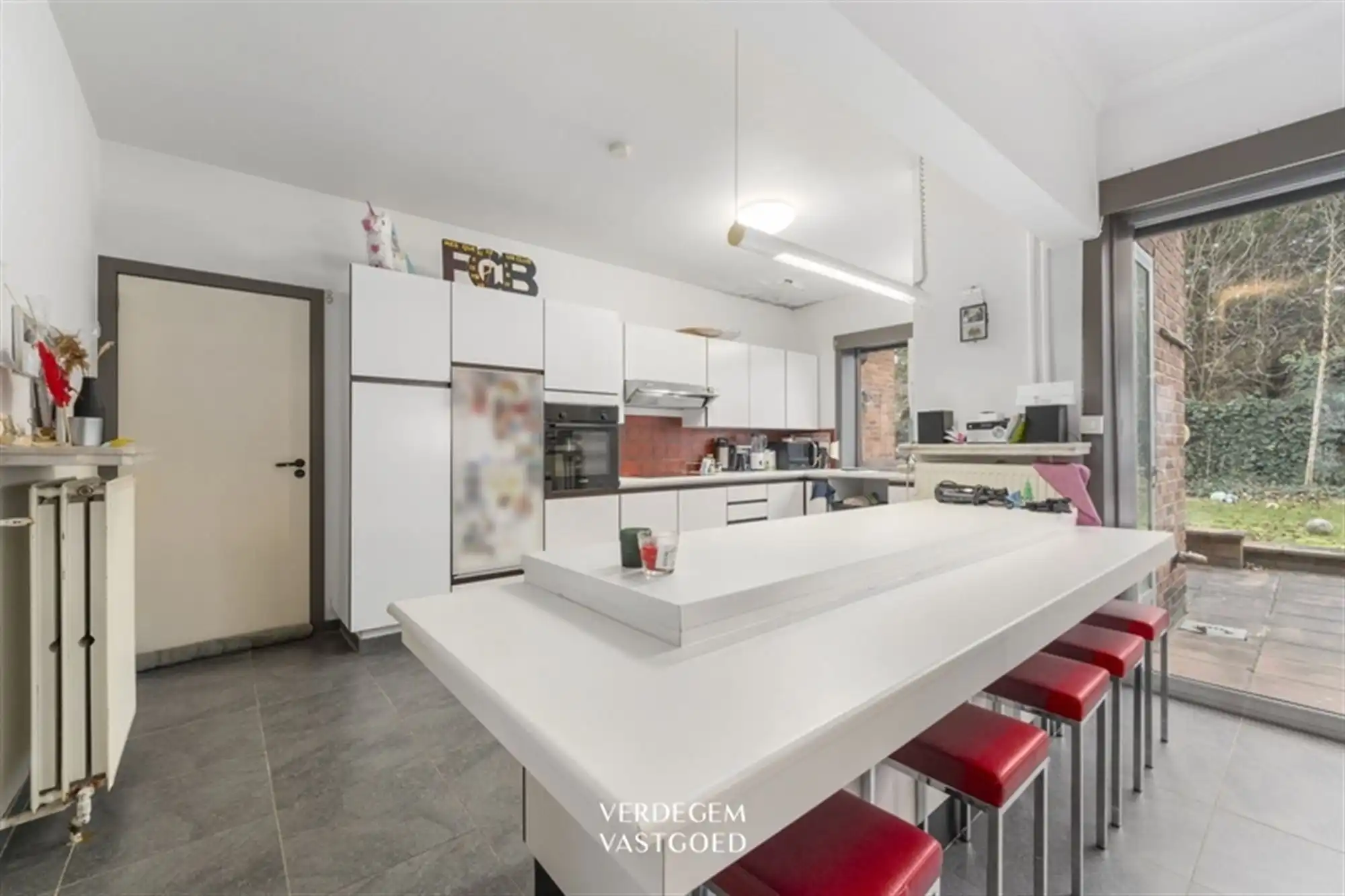 Ruime woning met 5 slaapkamers, zuidwestgerichte tuin en inpandige garage met oprit in een rustige straat foto 7