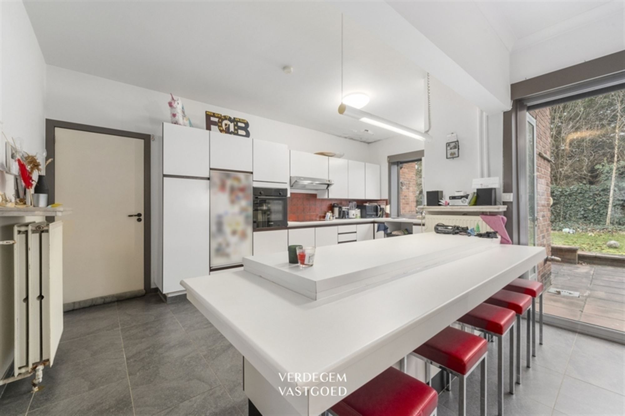 Ruime woning met 5 slaapkamers, zuidwestgerichte tuin en inpandige garage met oprit in een rustige straat foto 7