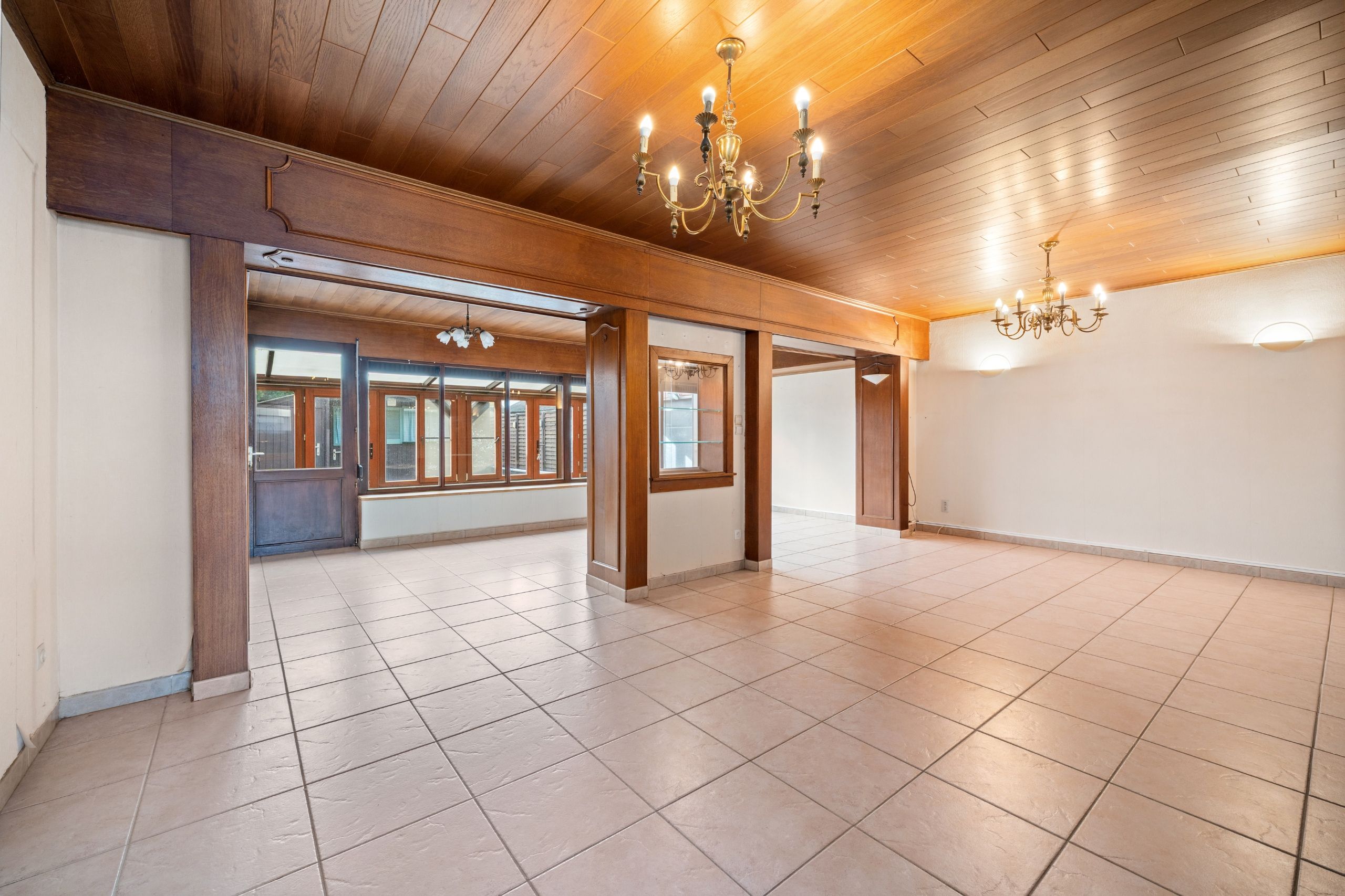 Op te frissen rijwoning op 197m2 in een centraal gelegen buurt foto 4