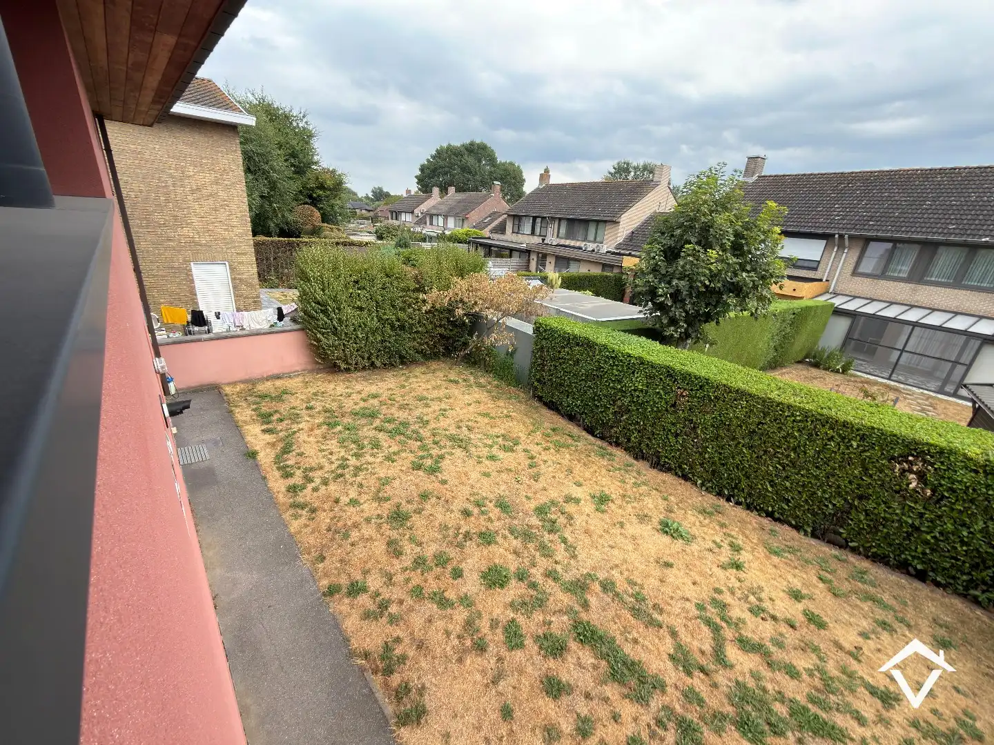 Instapklaar appartement met 2 slaapkamers, 2 terrassen, garage en tuin te Roeselare. foto 30