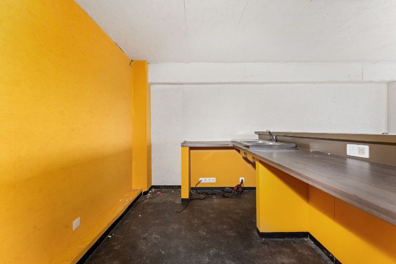 Ruime handelsruimte met loods- of opslagmogelijkheden foto 11