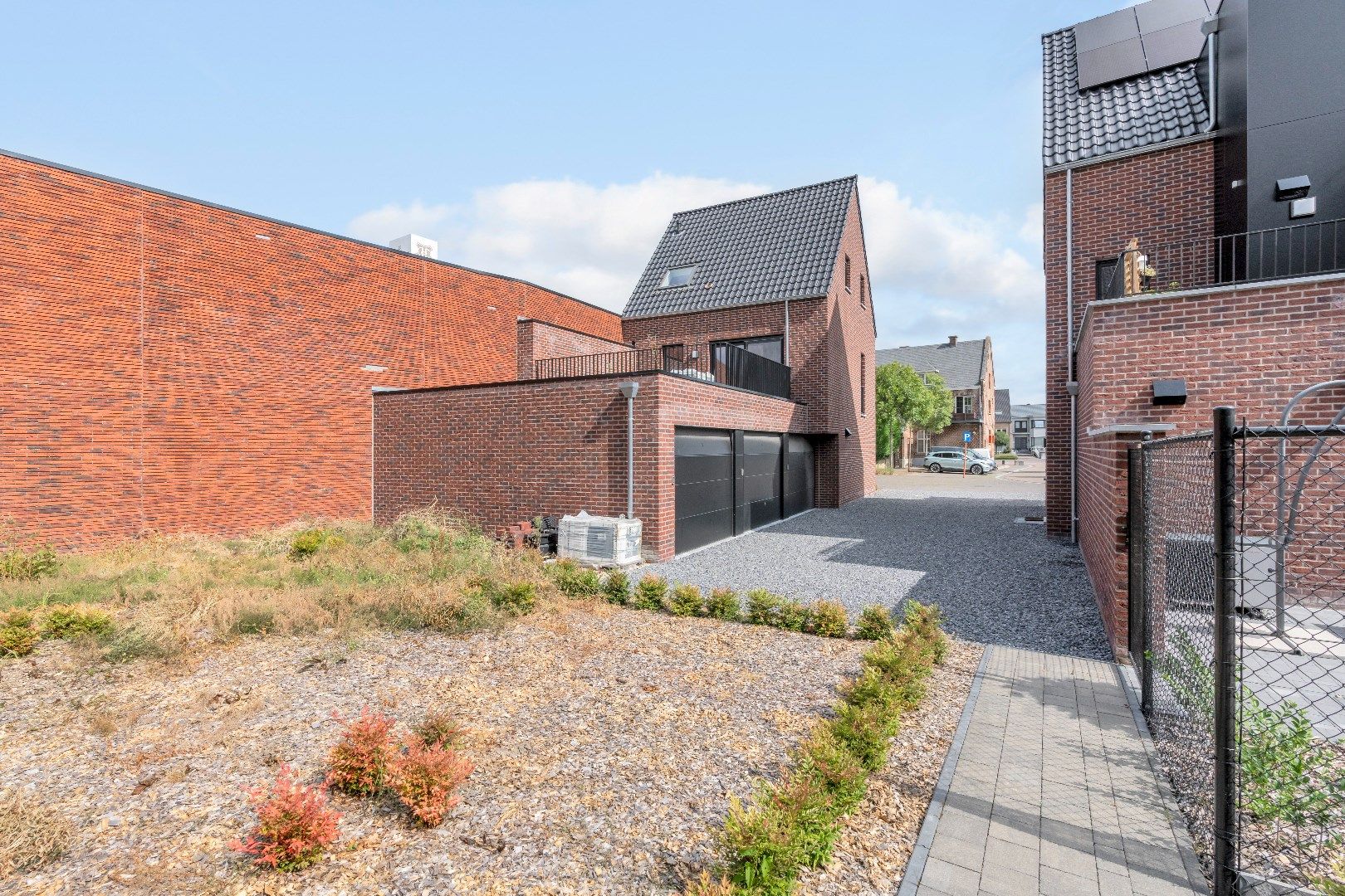 Bel-étagewoning met 2 slaapkamers en inpandige garage. foto 13