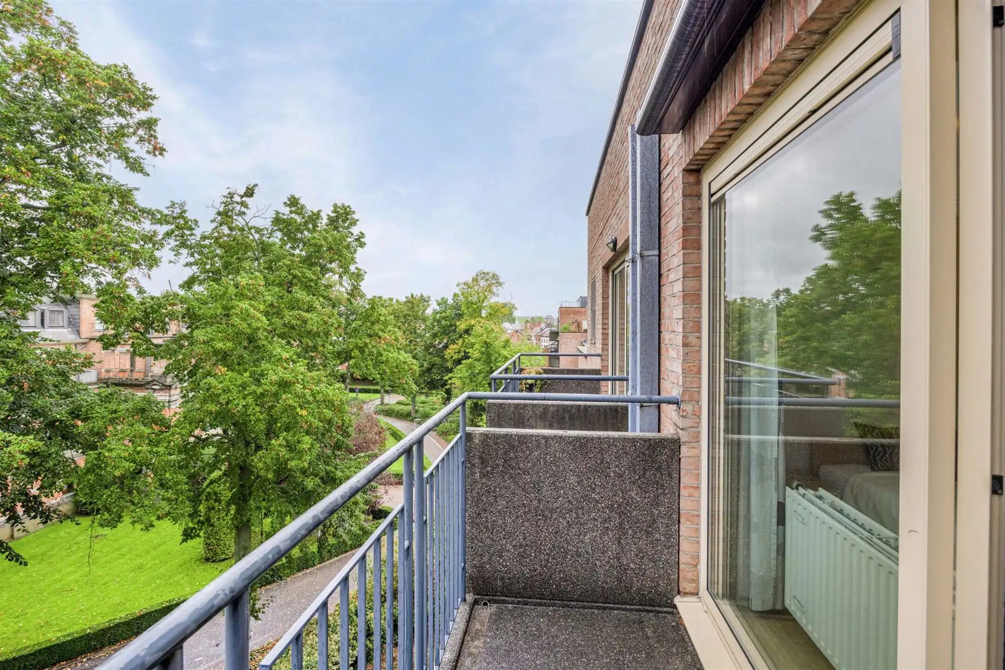 Ruime studio Leuven met groen verzicht foto 8