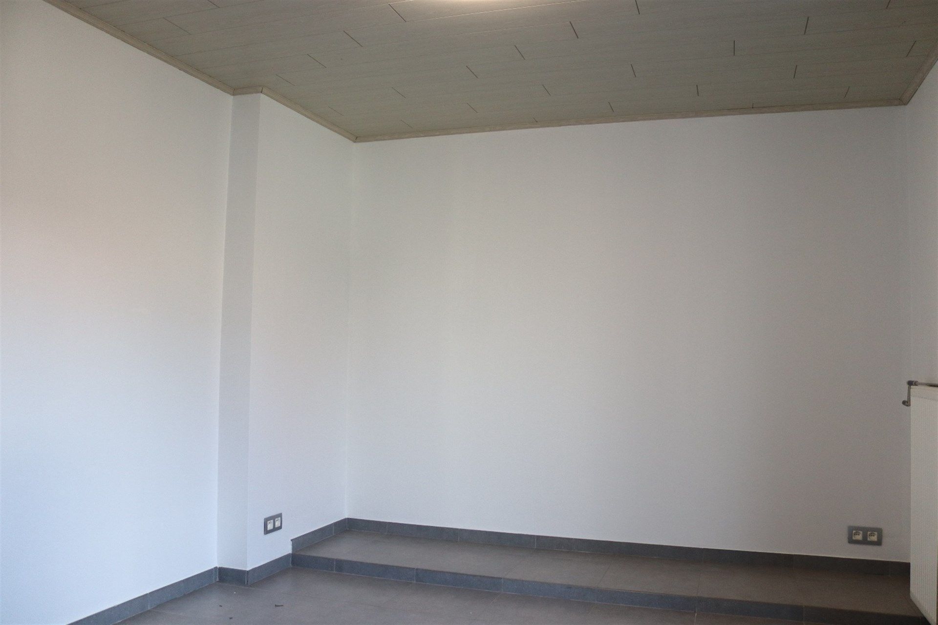 Gunstig gelegen halfopen woning met grote garage en tuin. foto 9