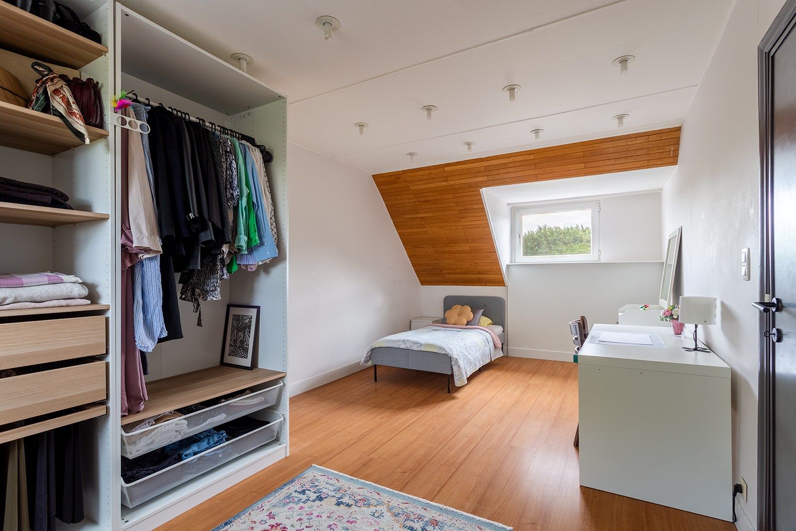 Ruime gerenoveerde, instapklare woning met 6 slaapkamers en drie badkamers foto 22