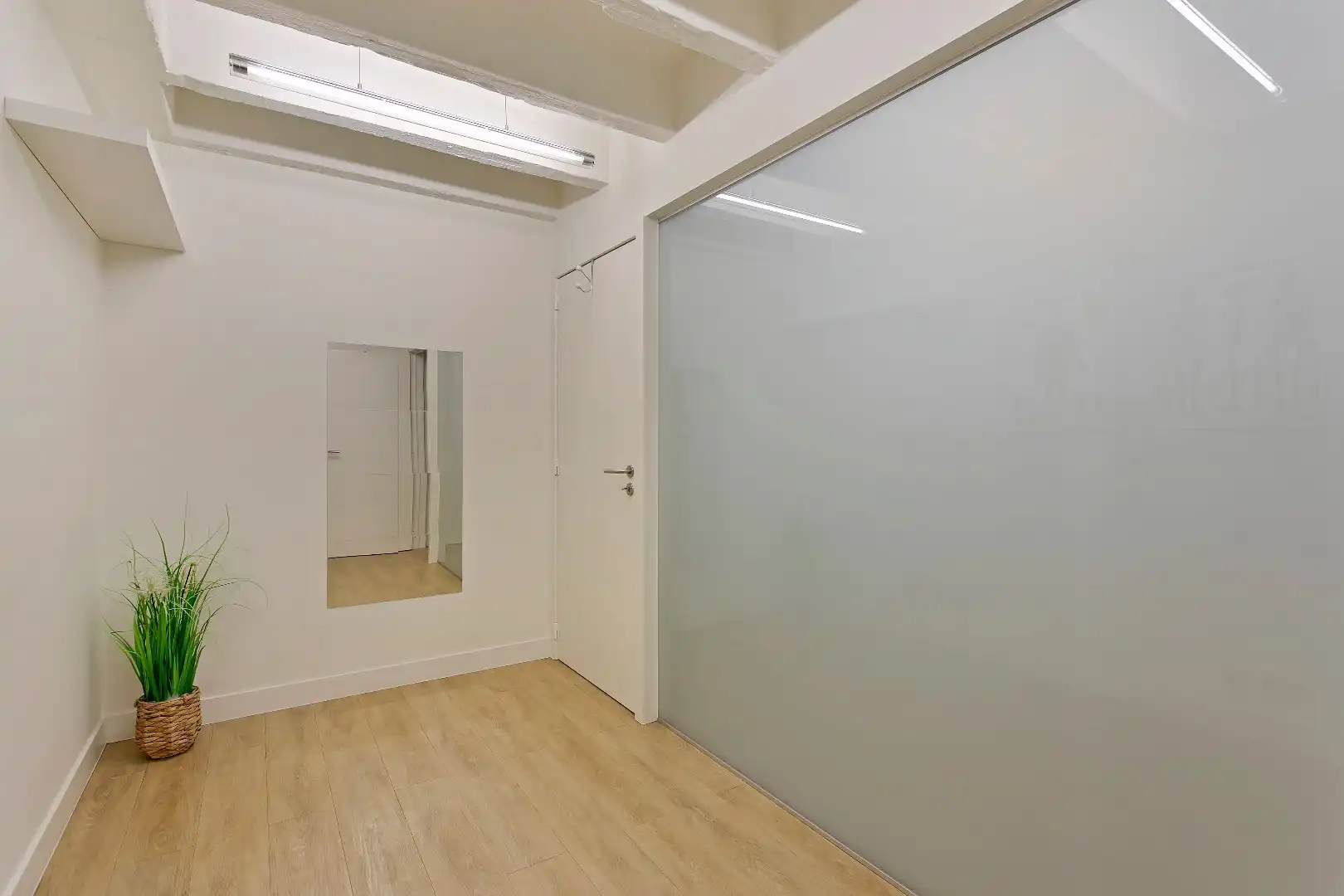 Ideale praktijk-, kantoor- of handelsruimte in het centrum van Kortrijk! foto 13