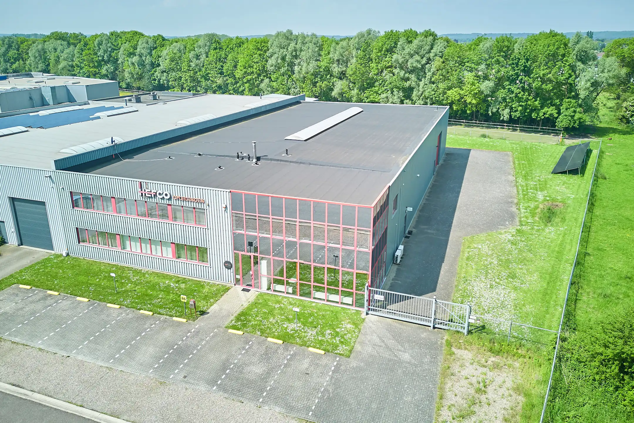 TE HUUR- HAL & KANTOOR in topconditie foto 4